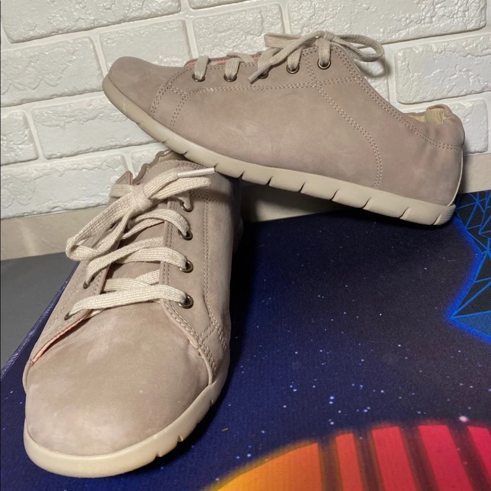 Like New SAS Solstice II Lace Up Flat in Desert/ Taupe